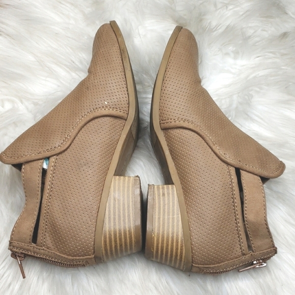 Express Tan perforated booties 6 - Picture 6 of 8